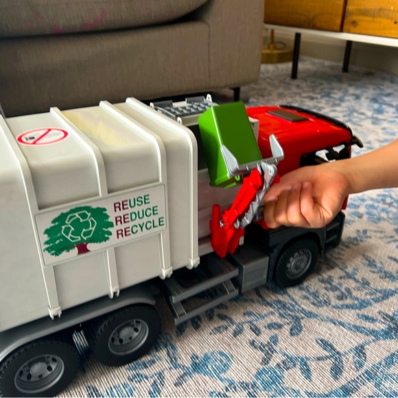 Official large Bruder side loading garbage truck -Excellent condition - Picture 10 of 11